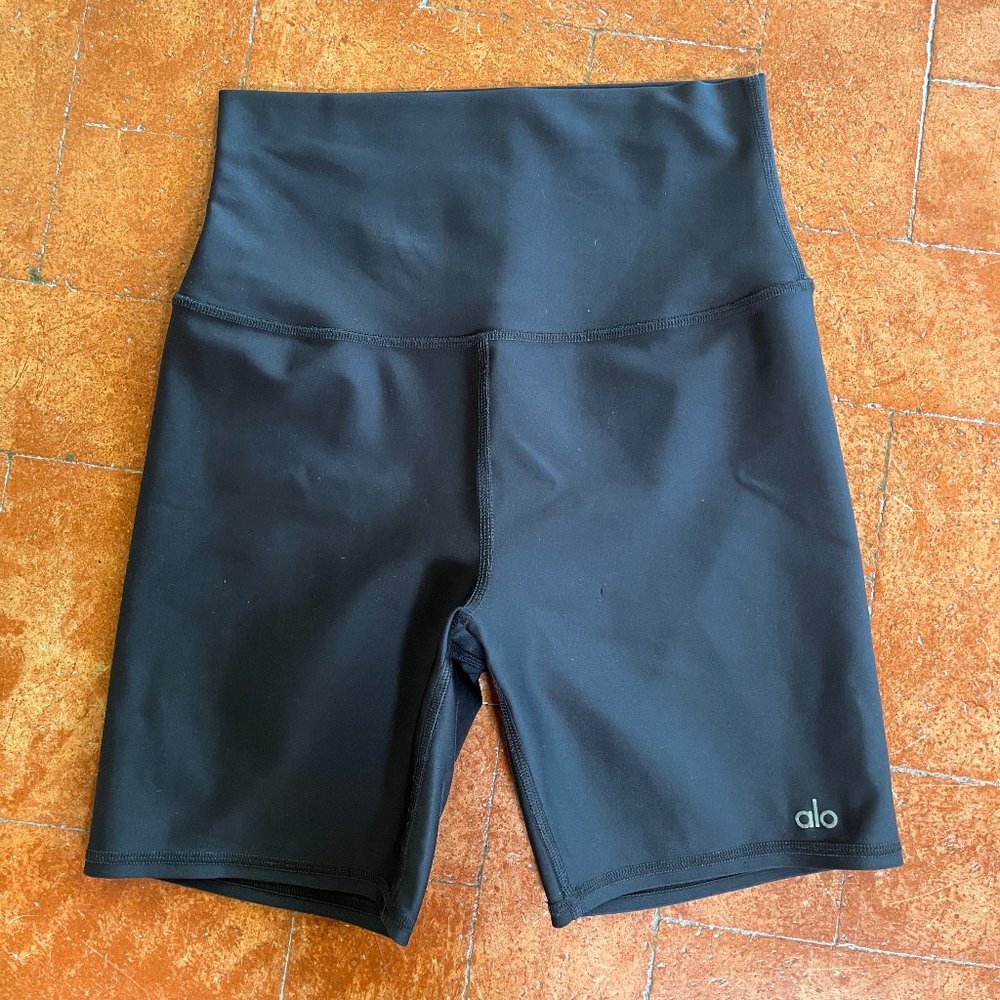 Alo Yoga 7" Inseam Extreme High-Waist Airlift Biker Short - Size M